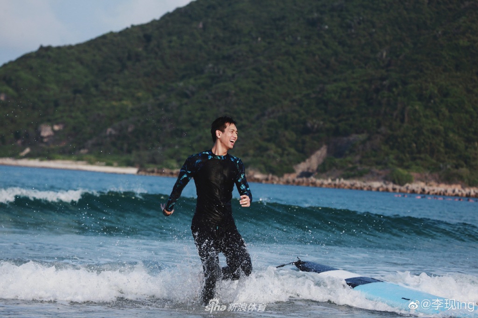 李现绿洲分享冲浪大片 挥洒汗水展露笑容