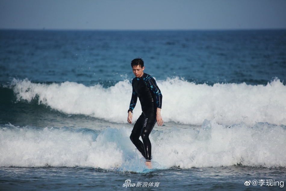 李现绿洲分享冲浪大片 挥洒汗水展露笑容
