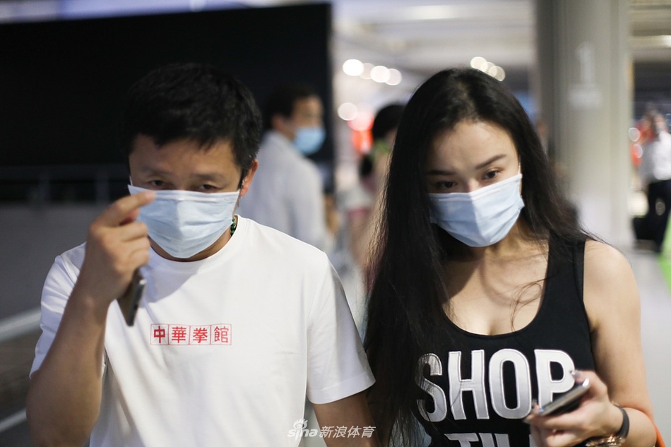 冉莹颖穿黑色背心裙身材苗条 牵手邹市明恩爱十足