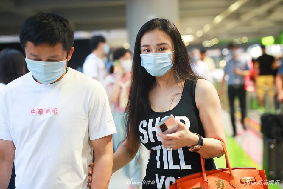 冉莹颖穿黑色背心裙身材苗条 牵手邹市明恩爱十足