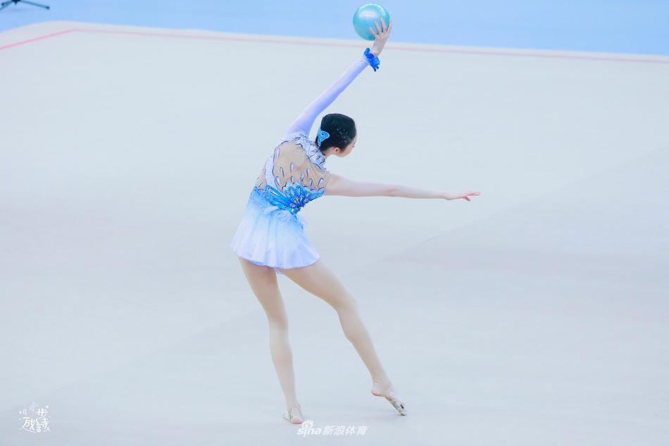 张艺凡表演艺术体操 姿态轻盈仙气十足