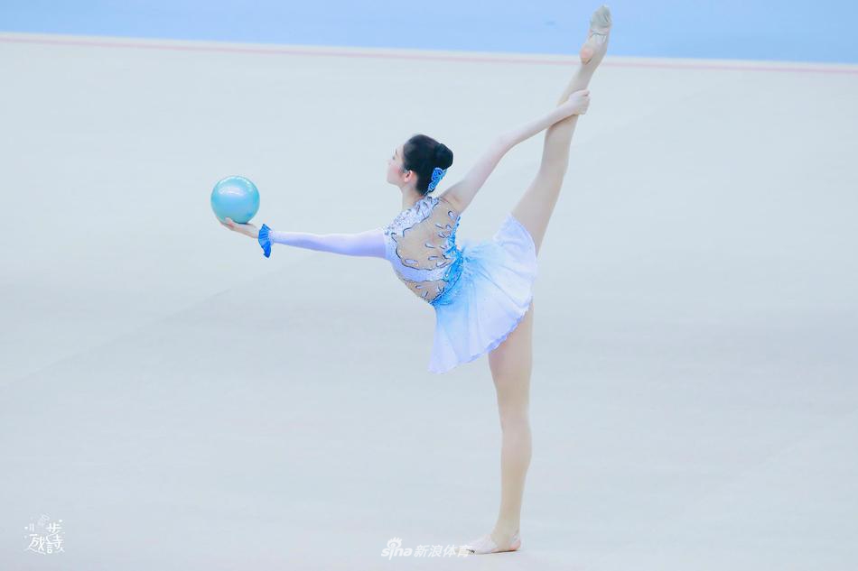 张艺凡表演艺术体操 姿态轻盈仙气十足