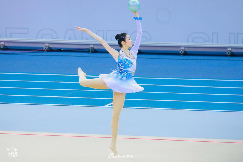 张艺凡表演艺术体操 姿态轻盈仙气十足