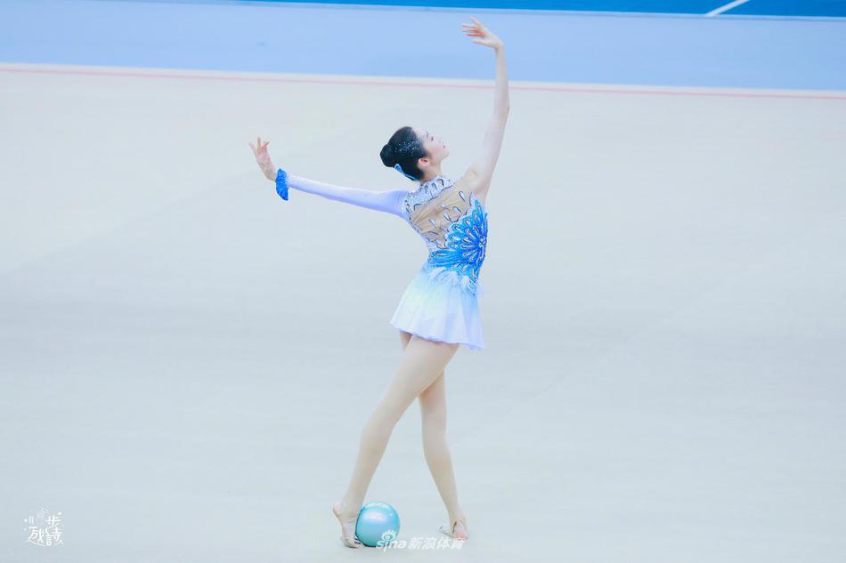 张艺凡表演艺术体操 姿态轻盈仙气十足