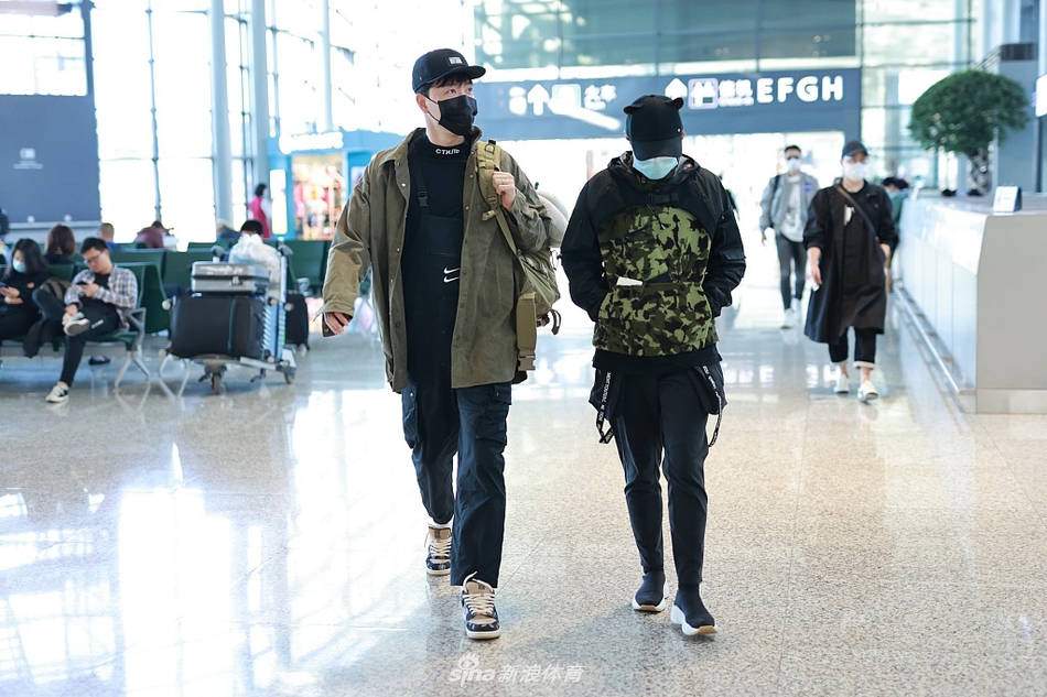 刘翔背挎包起大早搭机潇洒随性 老婆吴莎玩手机变低头族