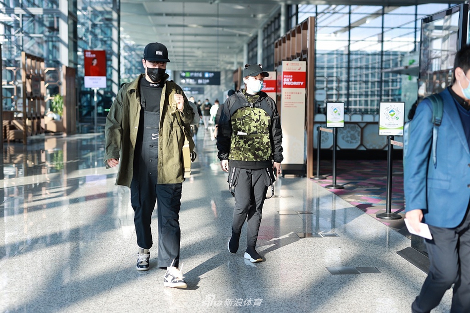 刘翔背挎包起大早搭机潇洒随性 老婆吴莎玩手机变低头族