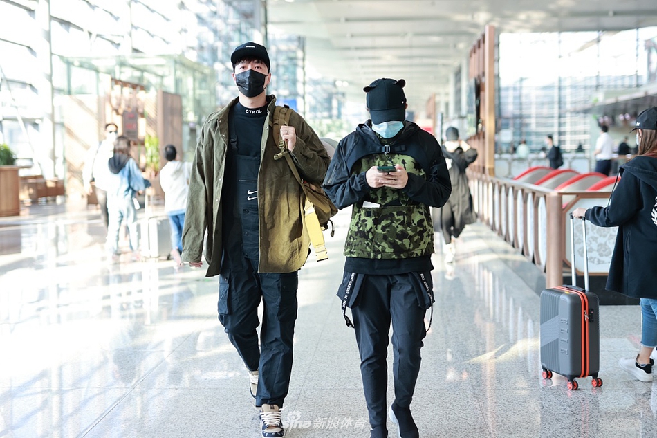 刘翔背挎包起大早搭机潇洒随性 老婆吴莎玩手机变低头族