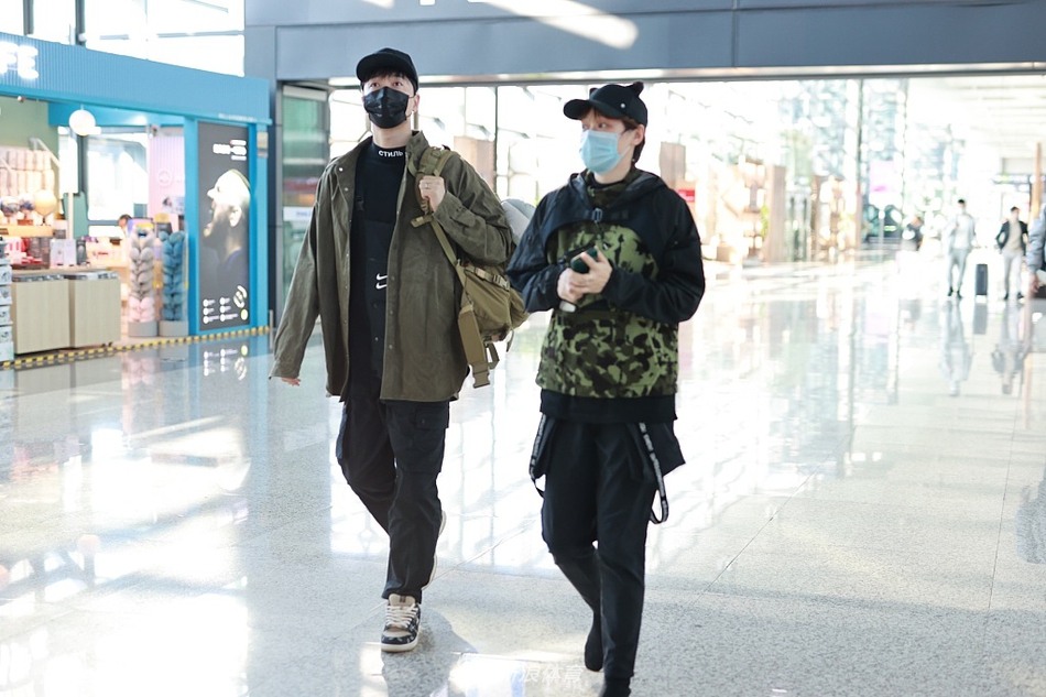 刘翔背挎包起大早搭机潇洒随性 老婆吴莎玩手机变低头族