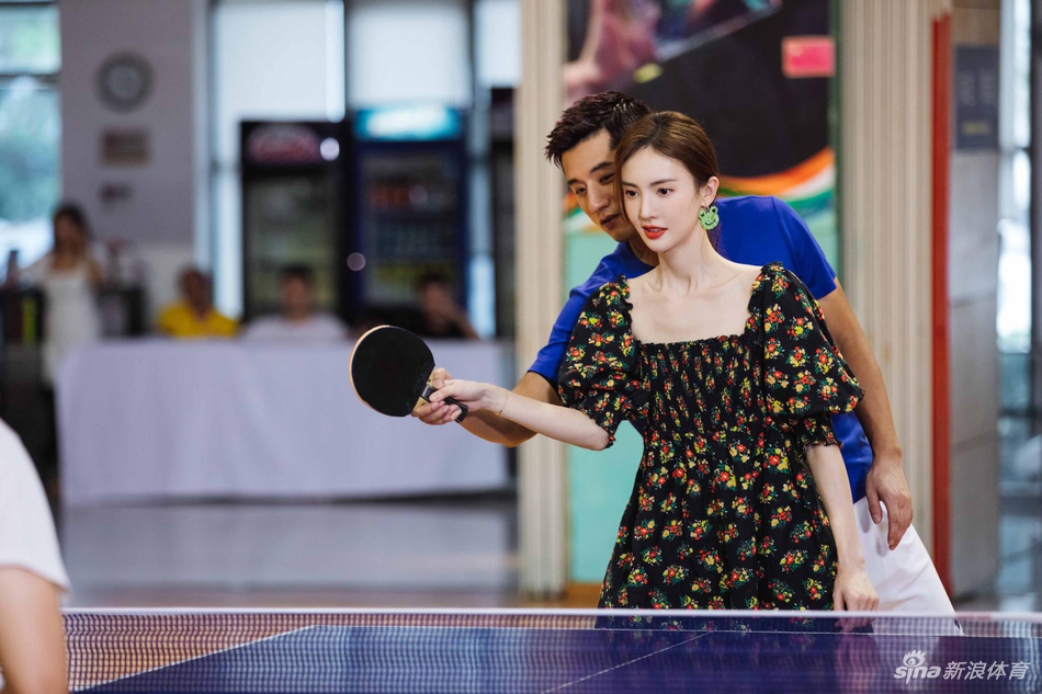 甜蜜！张继科手把手教金晨打乒乓球