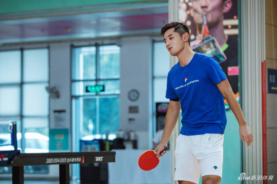 甜蜜！张继科手把手教金晨打乒乓球