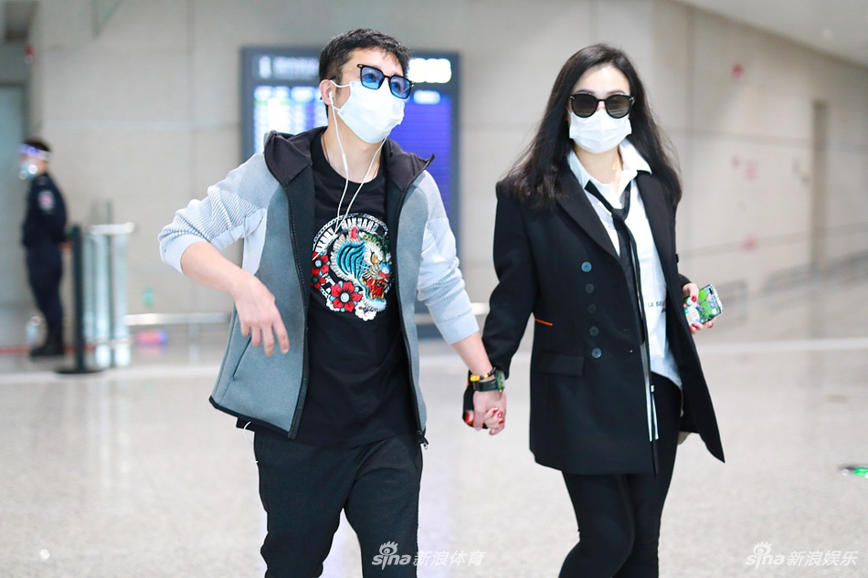 邹市明牵手娇妻赶飞机显霸气 冉莹颖穿小西服简约时尚