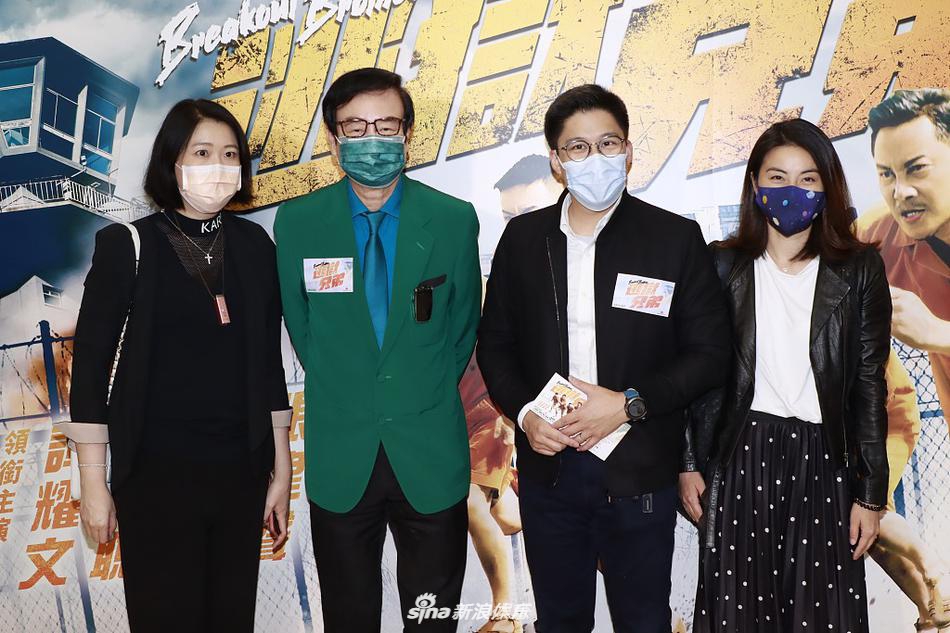 郭晶晶穿皮衣配波点裙优雅亮相 牵手霍启刚看电影超甜蜜