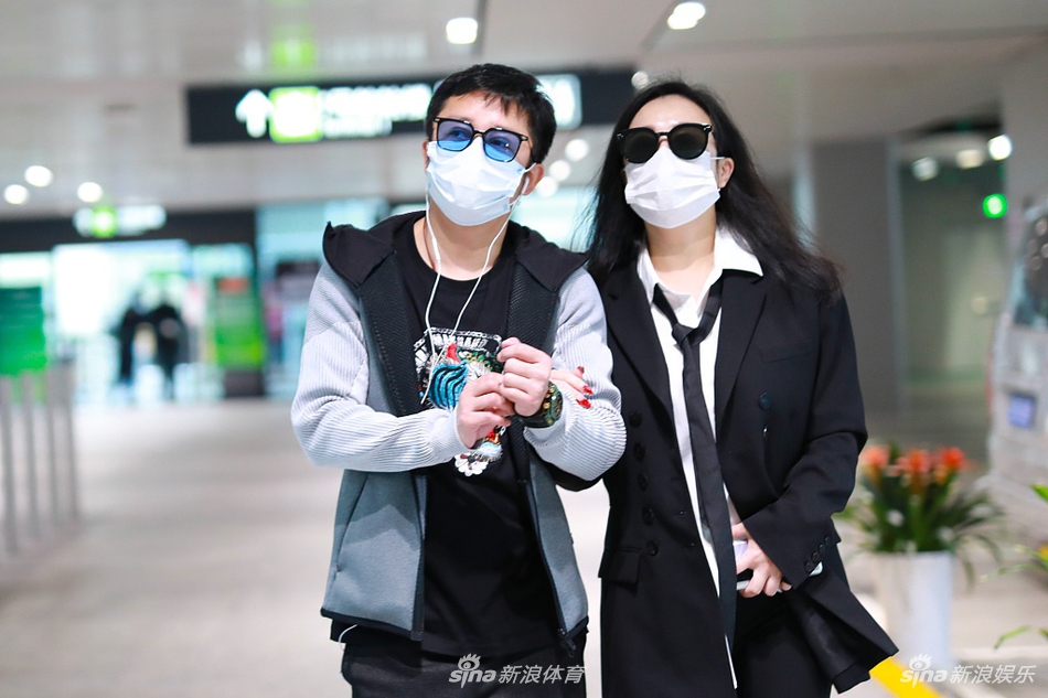 邹市明牵手娇妻赶飞机显霸气 冉莹颖穿小西服简约时尚