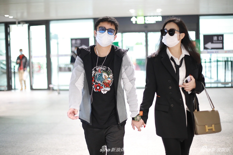 邹市明牵手娇妻赶飞机显霸气 冉莹颖穿小西服简约时尚