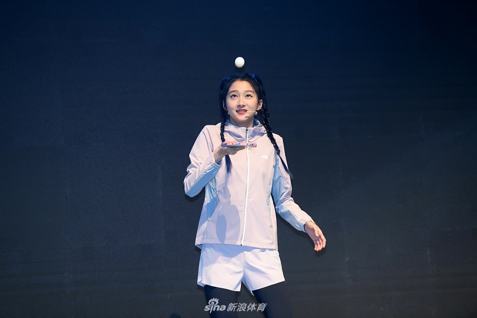 关晓彤在张继科面前颠乒乓球表情呆萌