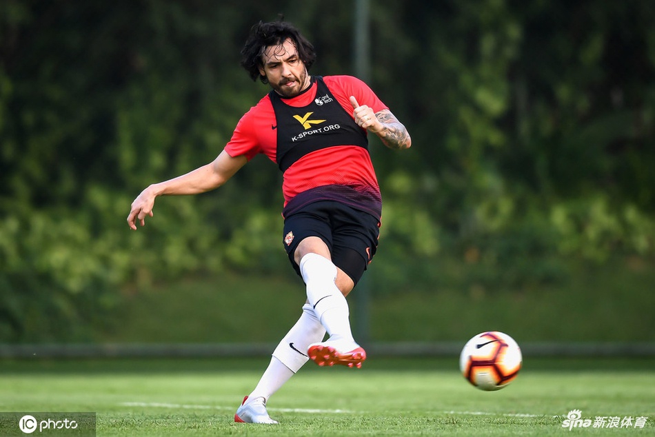 高拉特:希望能为国足效力 未来会更多在中国生活