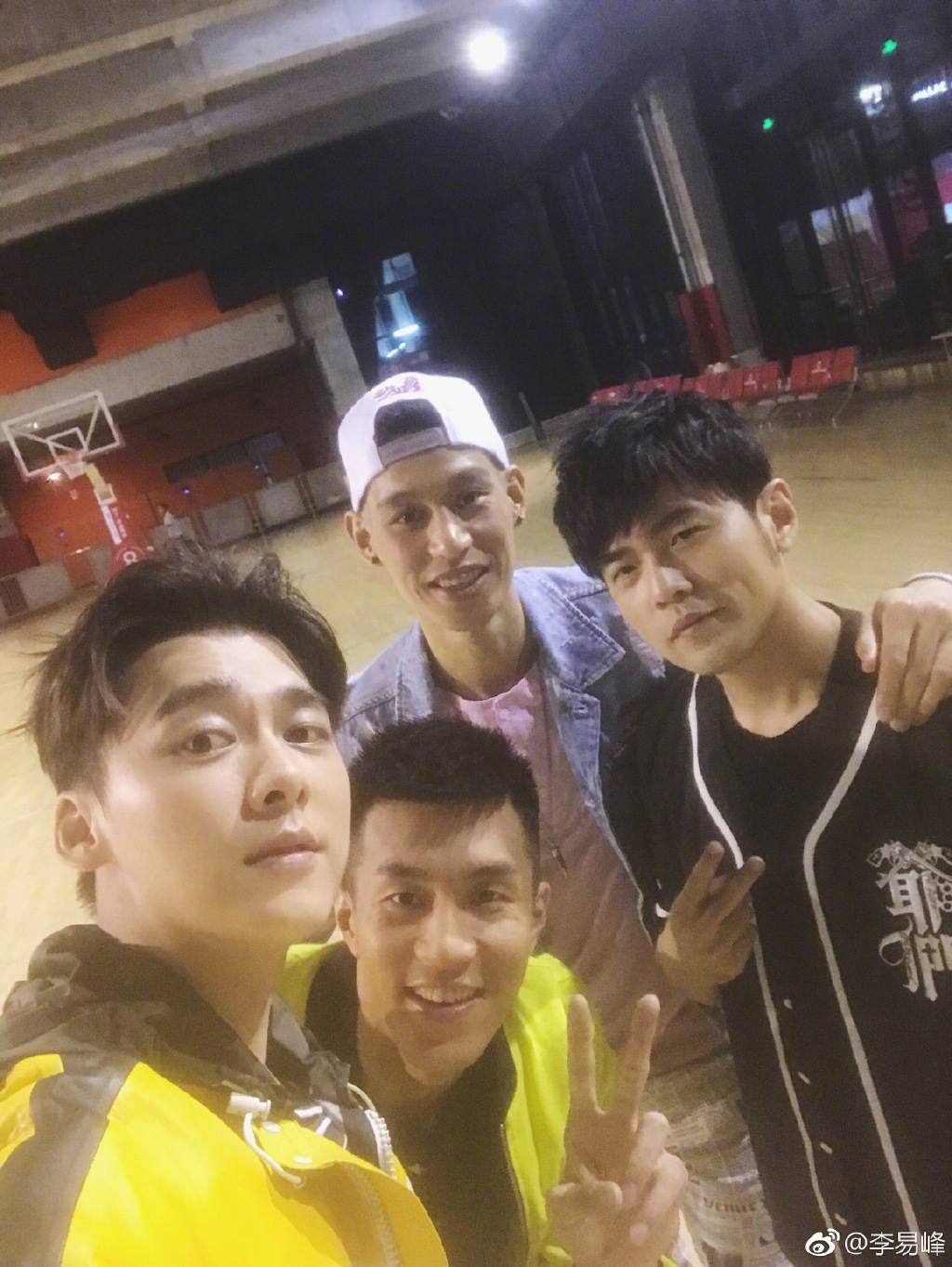 林书豪晒合影为李易峰庆生 称5月8日将有惊喜