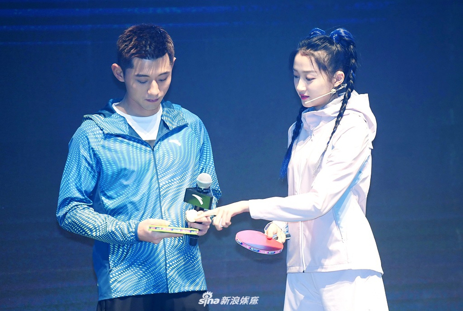 关晓彤在张继科面前颠乒乓球表情呆萌
