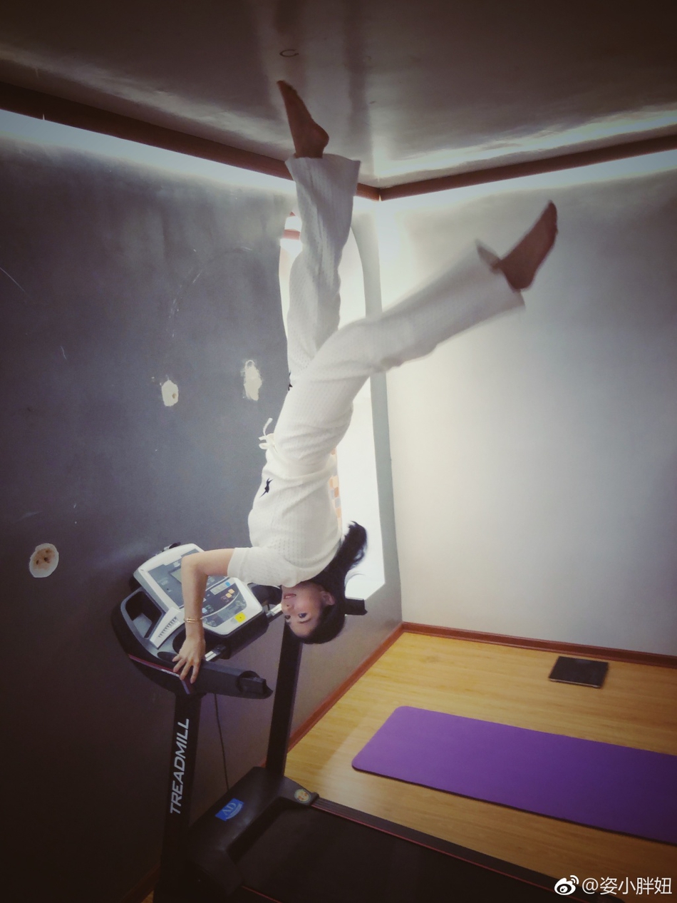 何姿青年节游鼓浪屿 美照放送