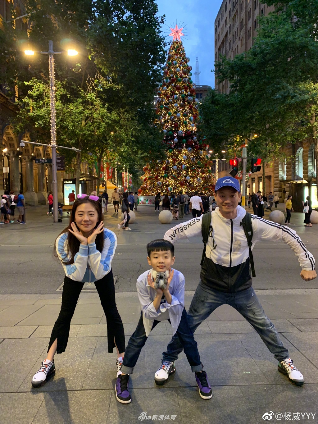 杨威晒一家三口悉尼游玩照 打卡恋情旧地