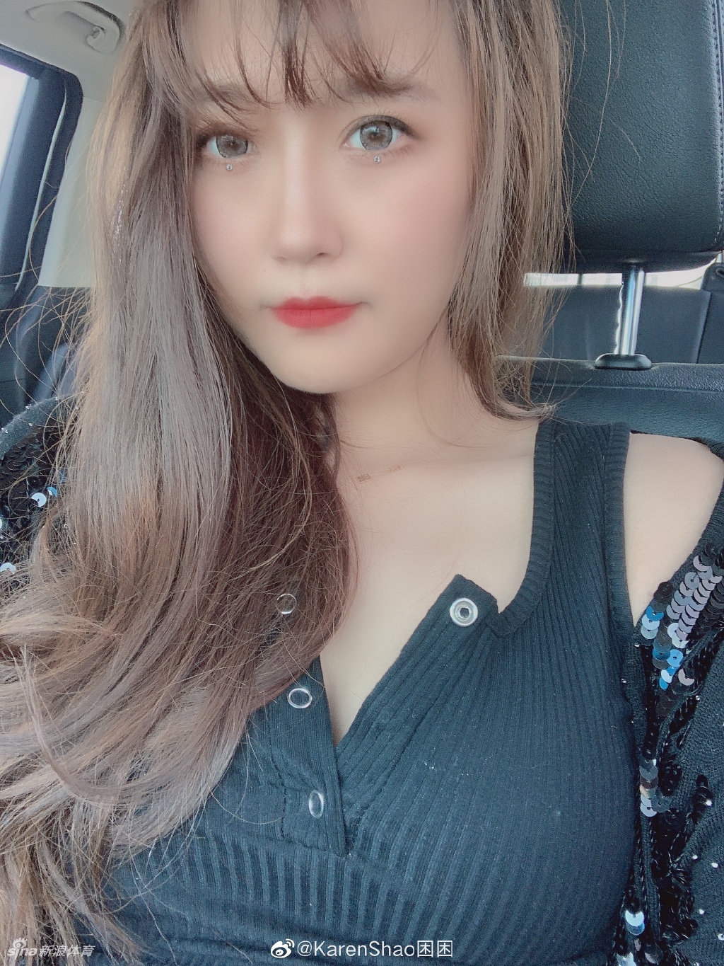 卡哇伊女球迷长腿令人瞩目 在高跟与球鞋间切换