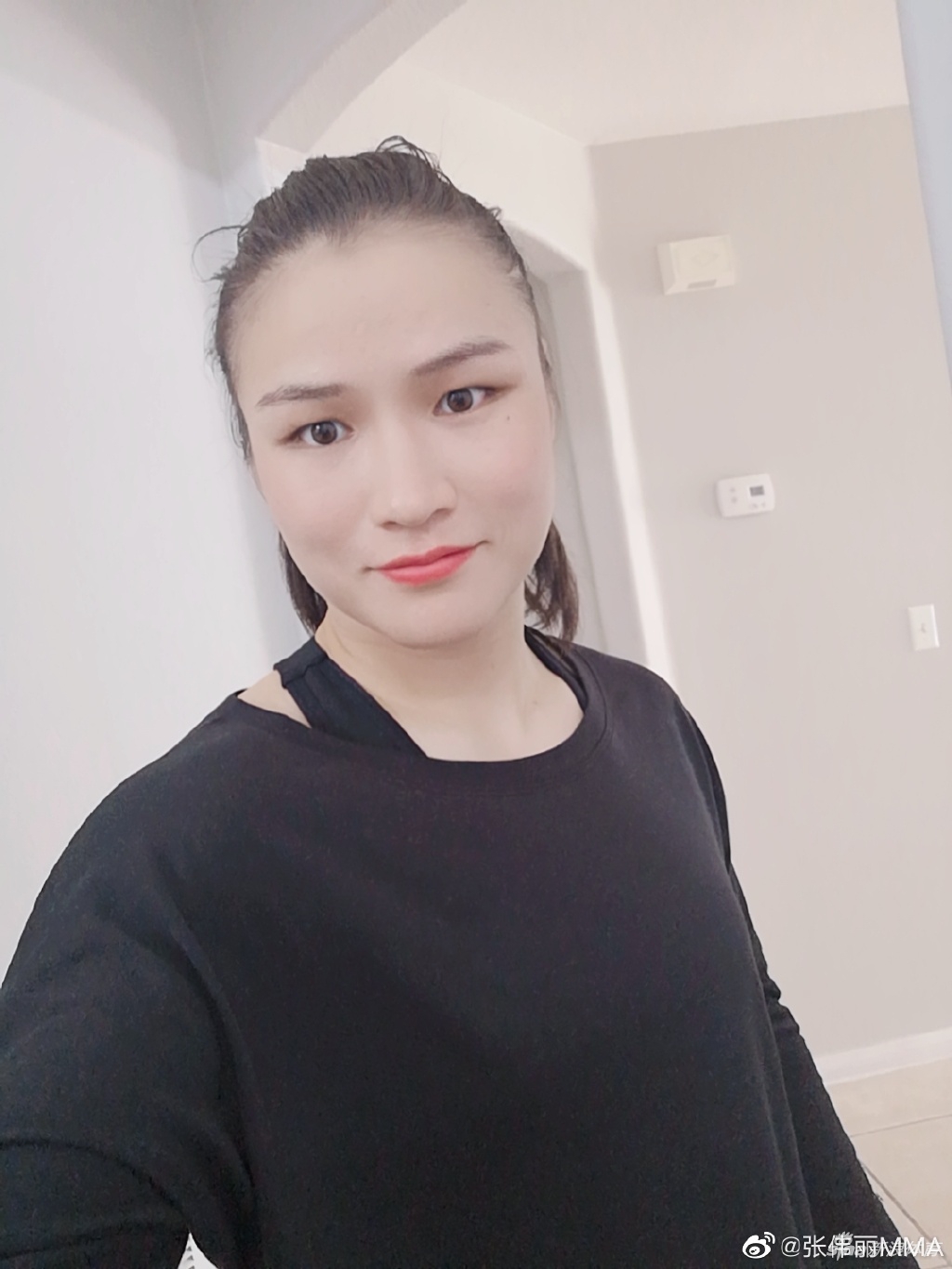 张伟丽滞留美国哭诉很想家：很压抑 担心飞机上被感染