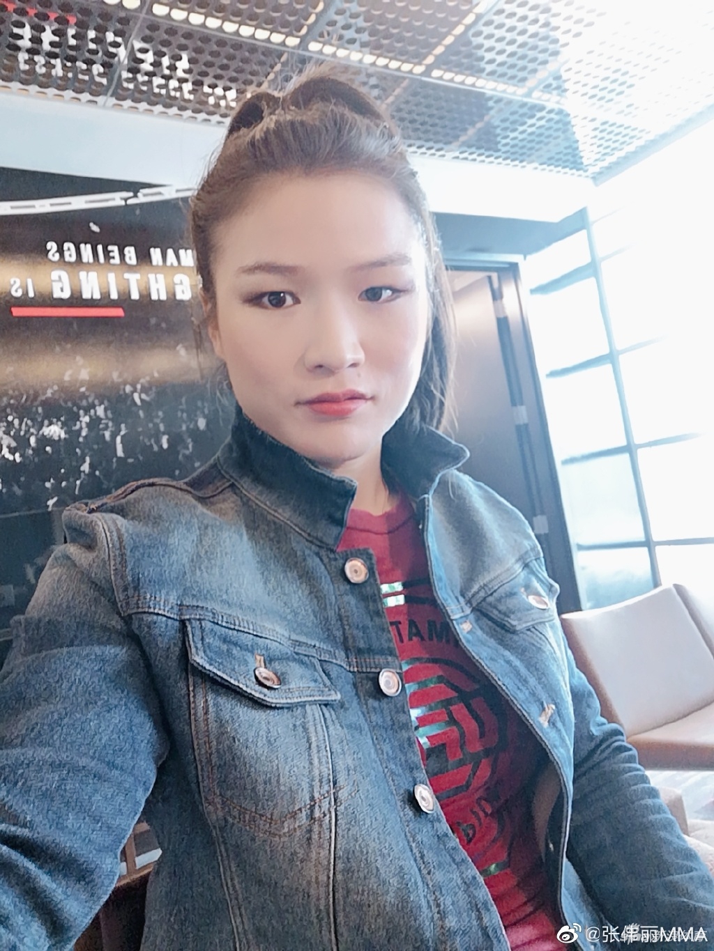 张伟丽滞留美国哭诉很想家：很压抑 担心飞机上被感染