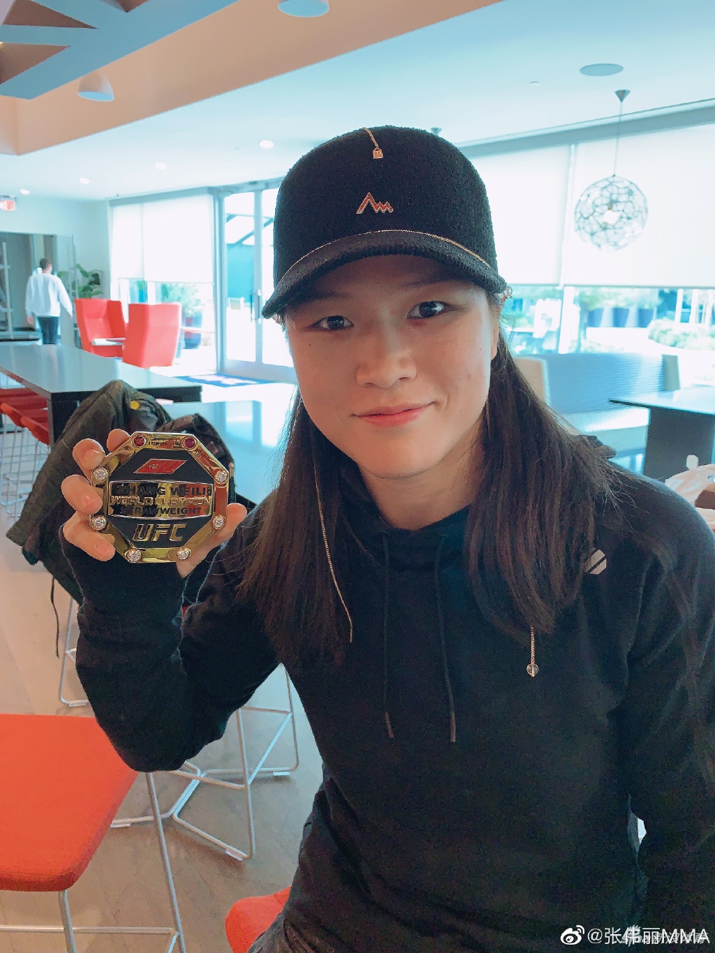 张伟丽滞留美国哭诉很想家：很压抑 担心飞机上被感染