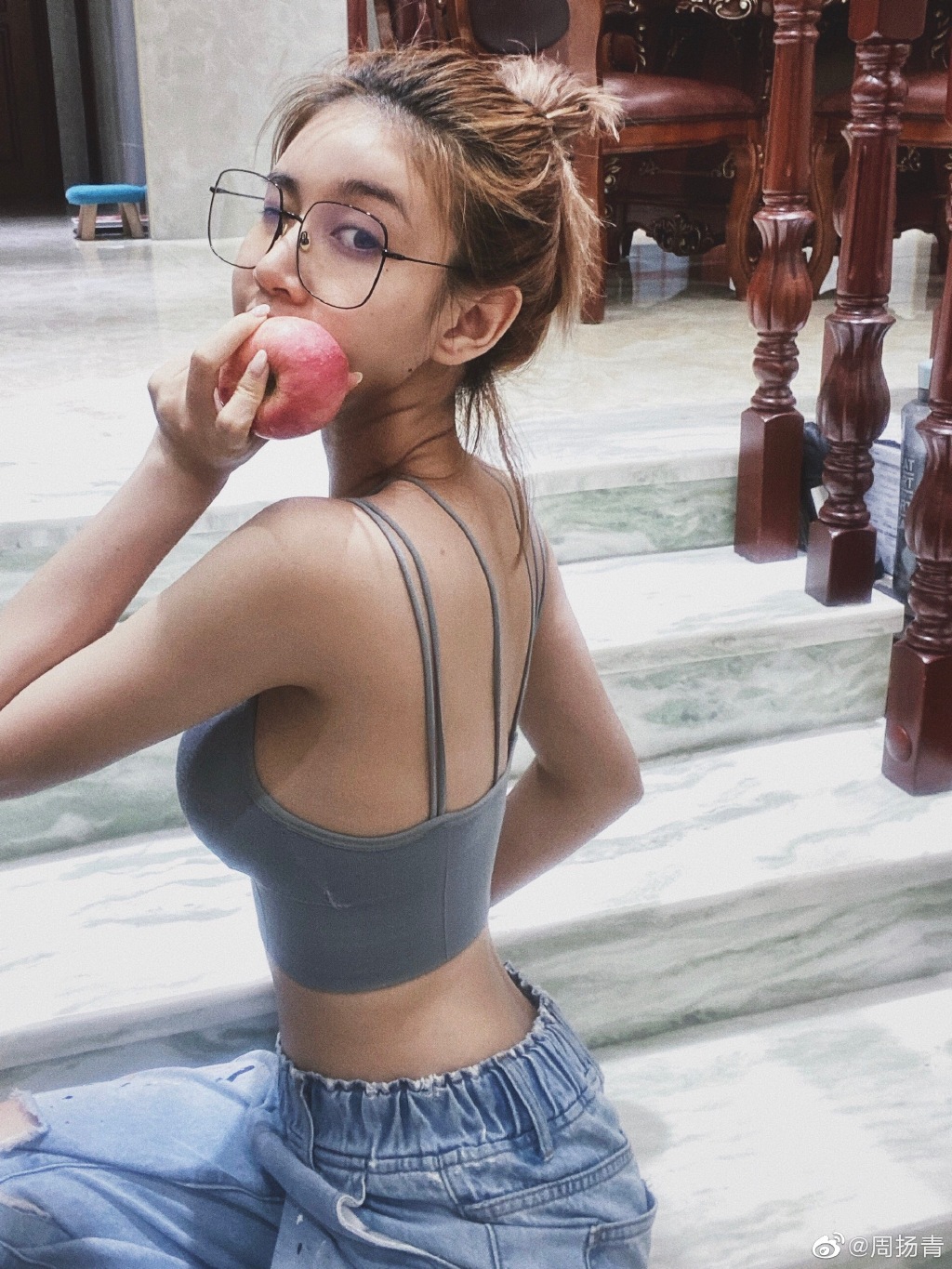 网红周扬青官宣与罗志祥分手 曾坐詹姆斯身边看洛杉矶德比