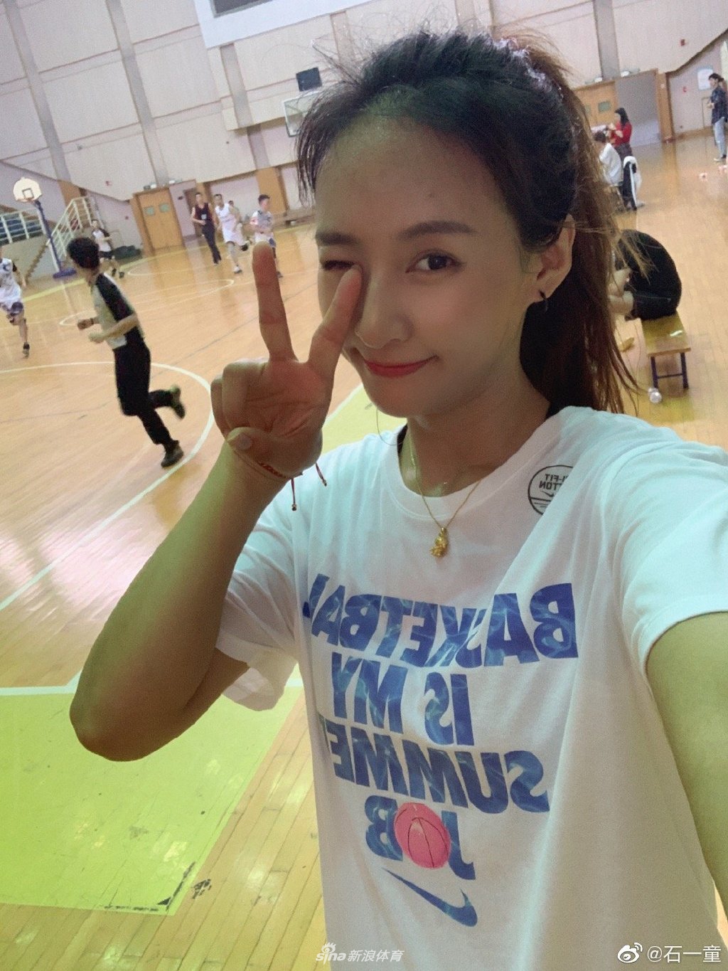 篮球界关晓彤深夜发自拍美图 甜美可人颜值出众