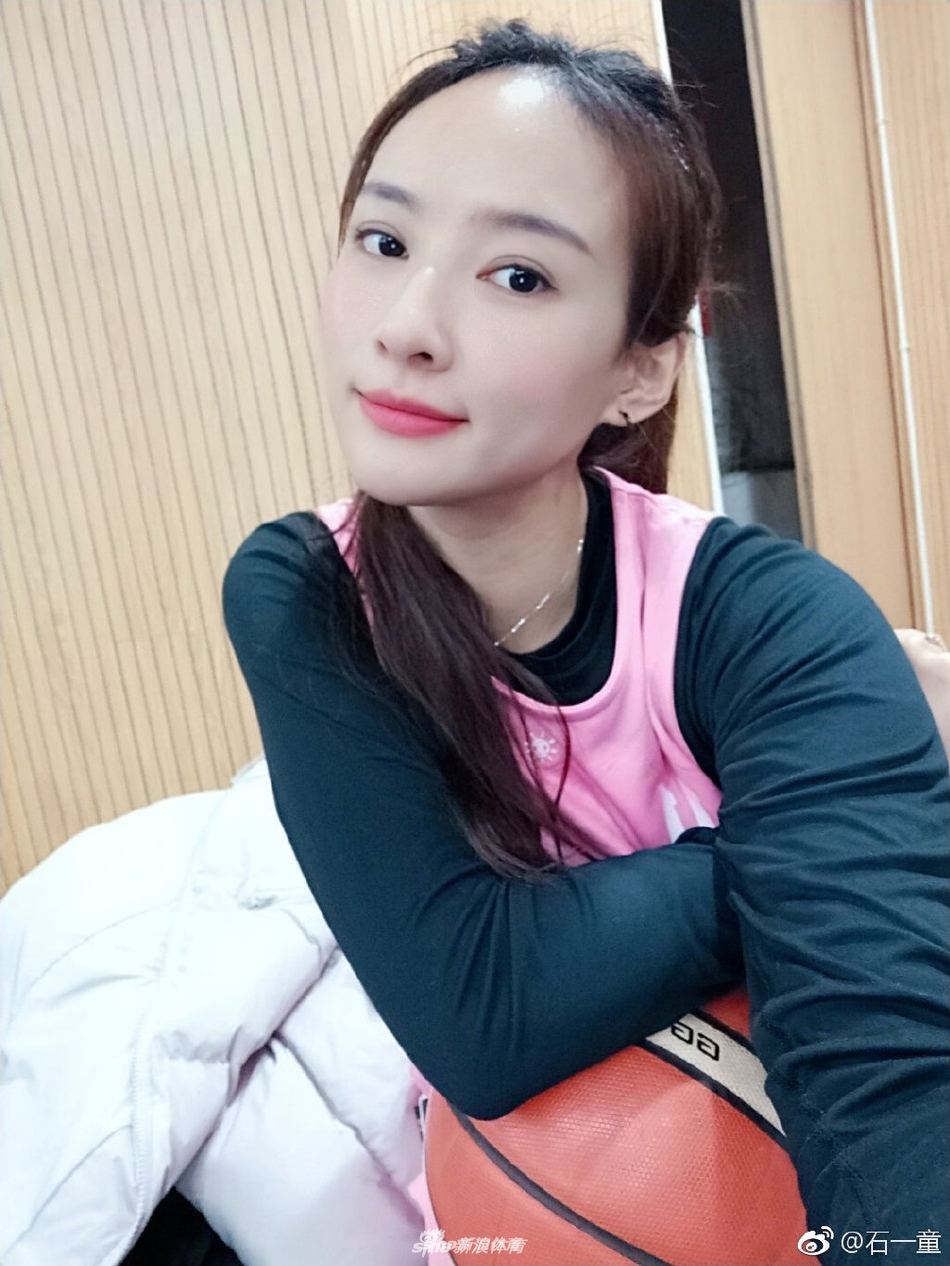 篮球界关晓彤深夜发自拍美图 甜美可人颜值出众
