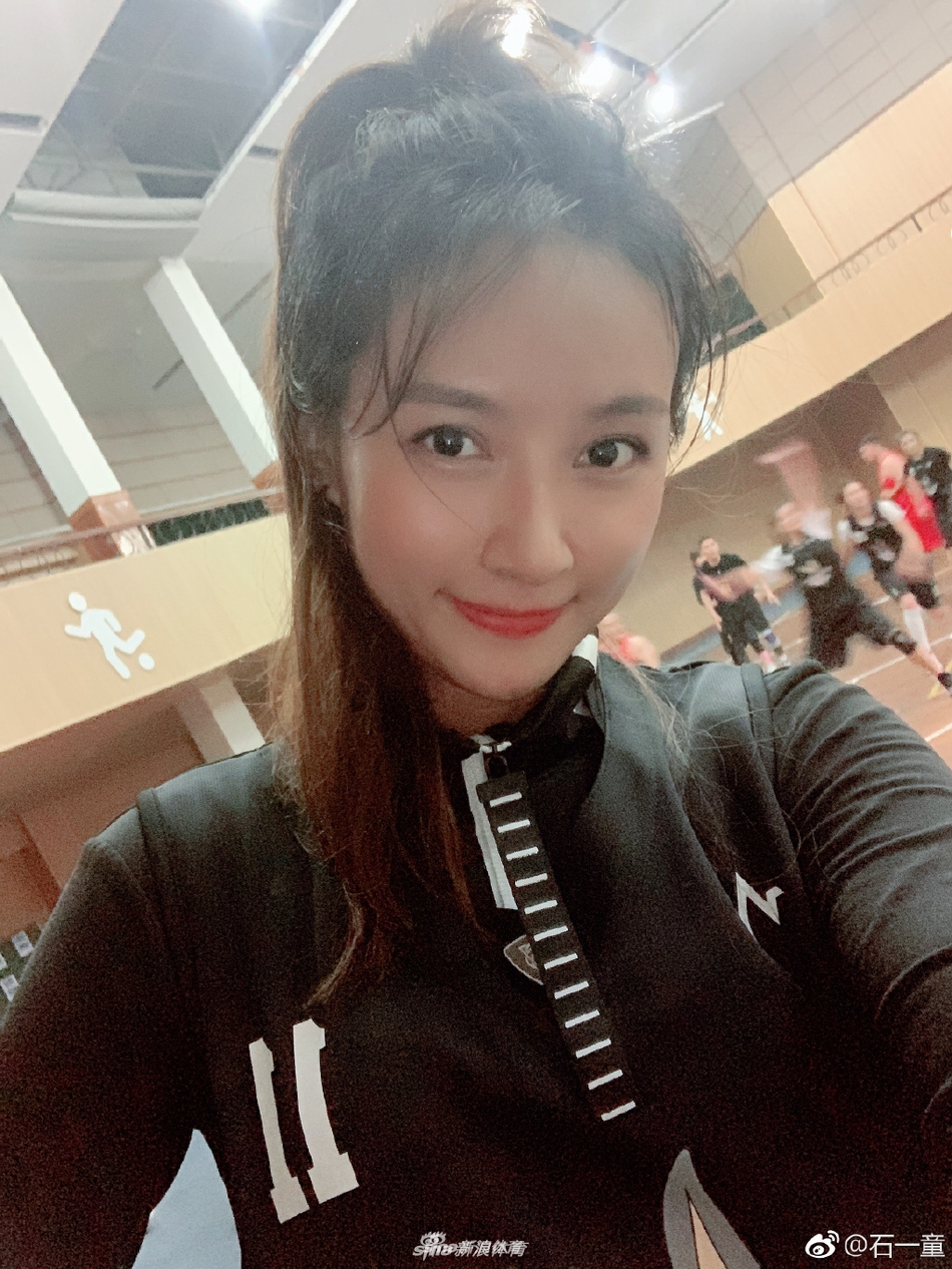 篮球界关晓彤深夜发自拍美图 甜美可人颜值出众