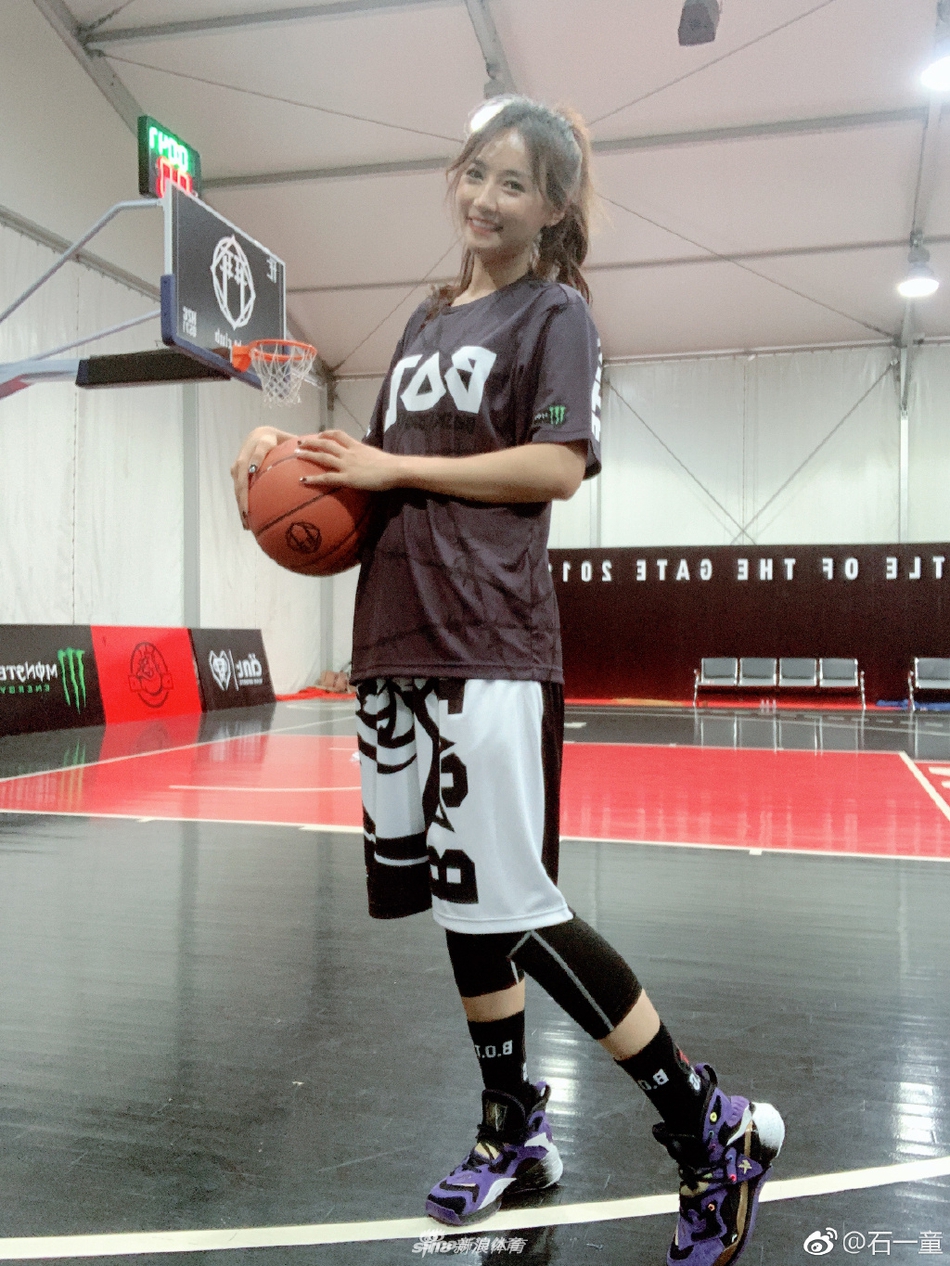 篮球界关晓彤深夜发自拍美图 甜美可人颜值出众