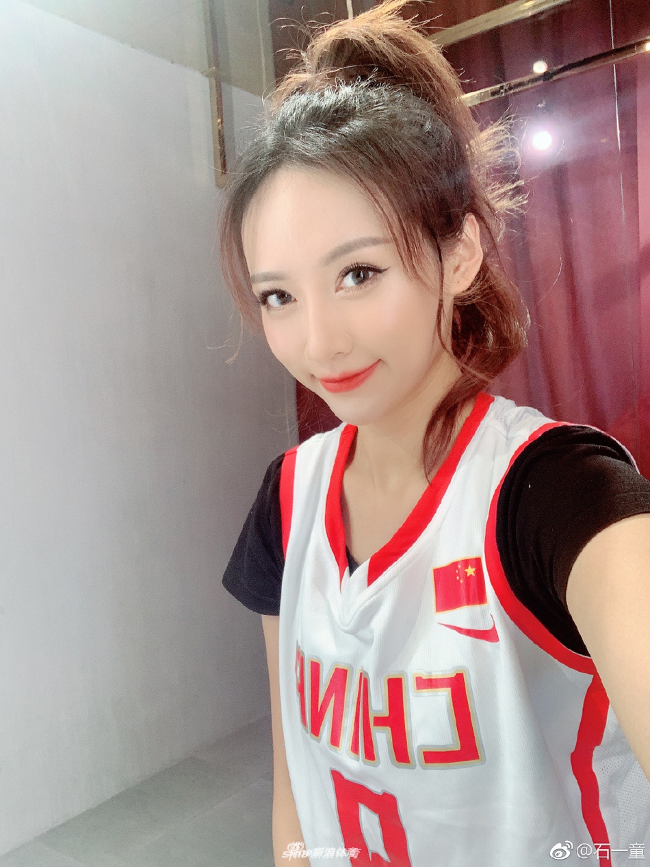 篮球界关晓彤深夜发自拍美图 甜美可人颜值出众