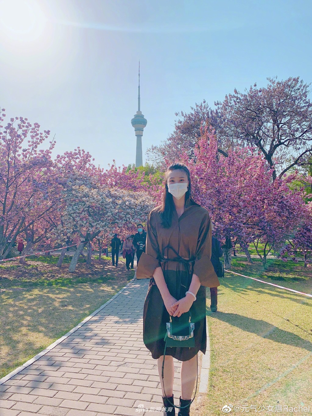 惠若琪戴口罩玩自拍 难掩精致容颜