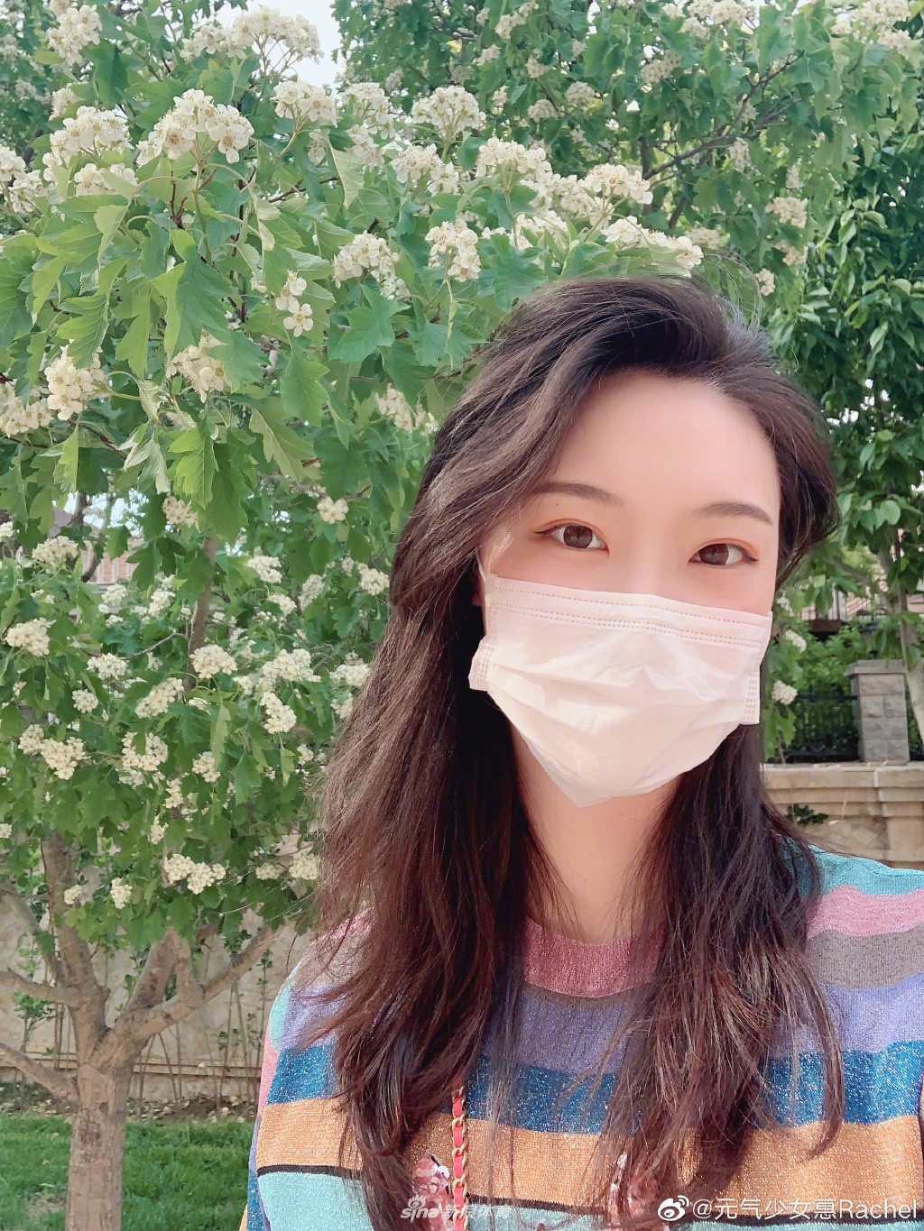 惠若琪戴口罩玩自拍 难掩精致容颜