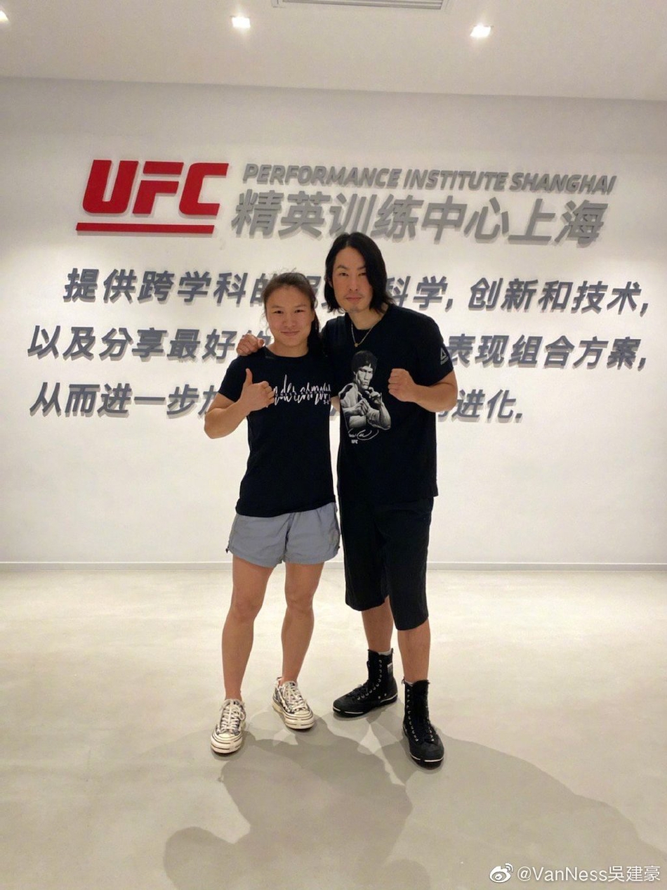 吴建豪追星张伟丽 同框合影打拳还送鞋