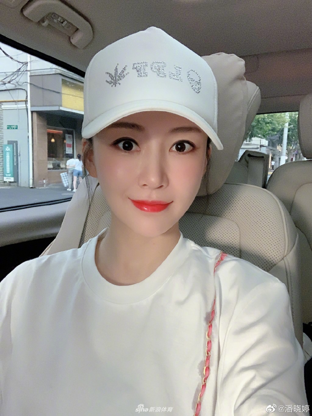 九球天后潘晓婷参加活动优雅端庄