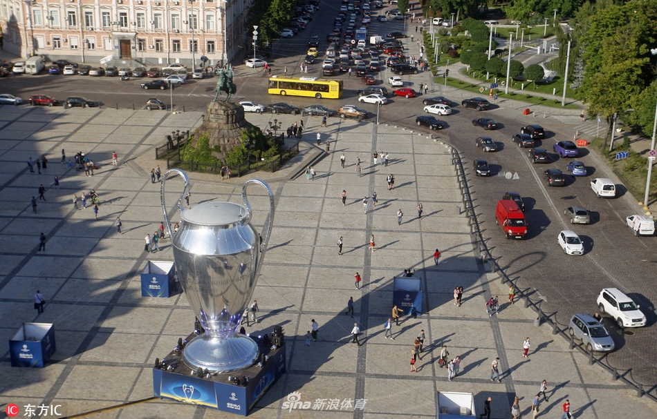 基辅静待欧冠决赛奖杯模型亮相广场