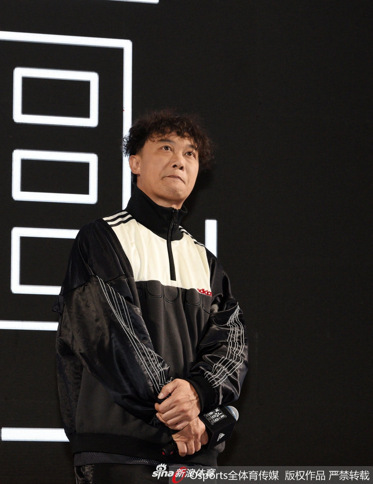 陈奕迅晒与齐达内合照开心到变形