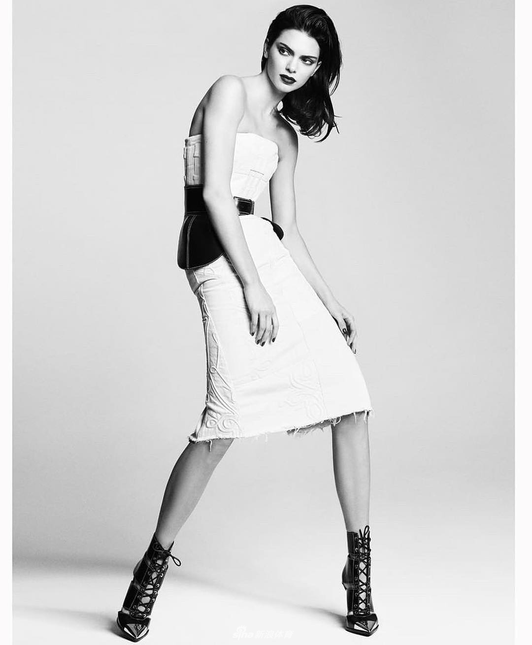 詹娜发布最新写真 没有西蒙斯的日子更狂野