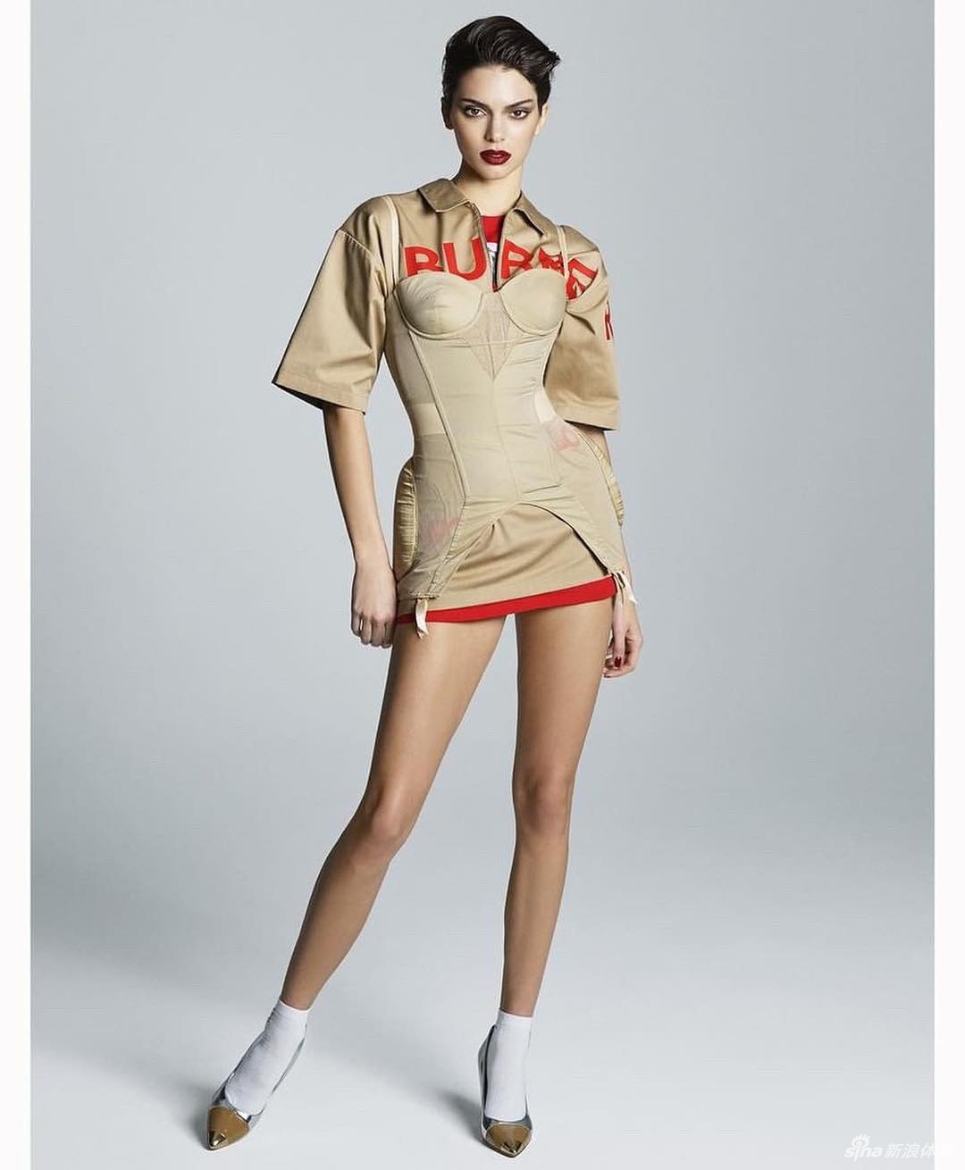 超级网红来了！76人球星西蒙斯女友詹娜杂志写真回顾