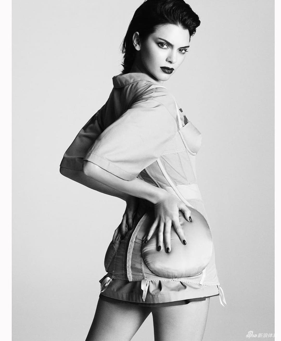 超级网红来了！76人球星西蒙斯女友詹娜杂志写真回顾