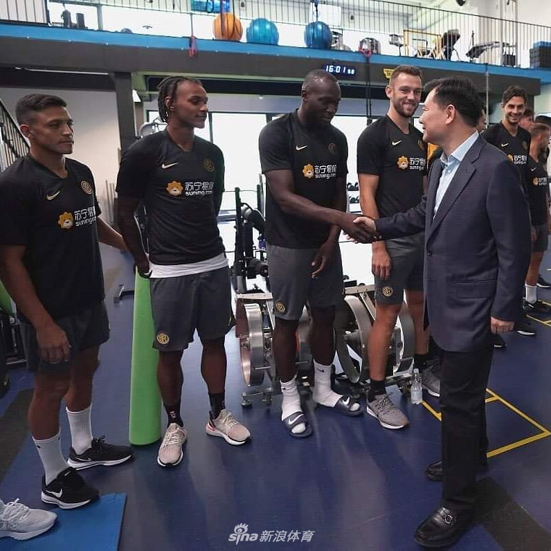 张近东与卢卡库握手