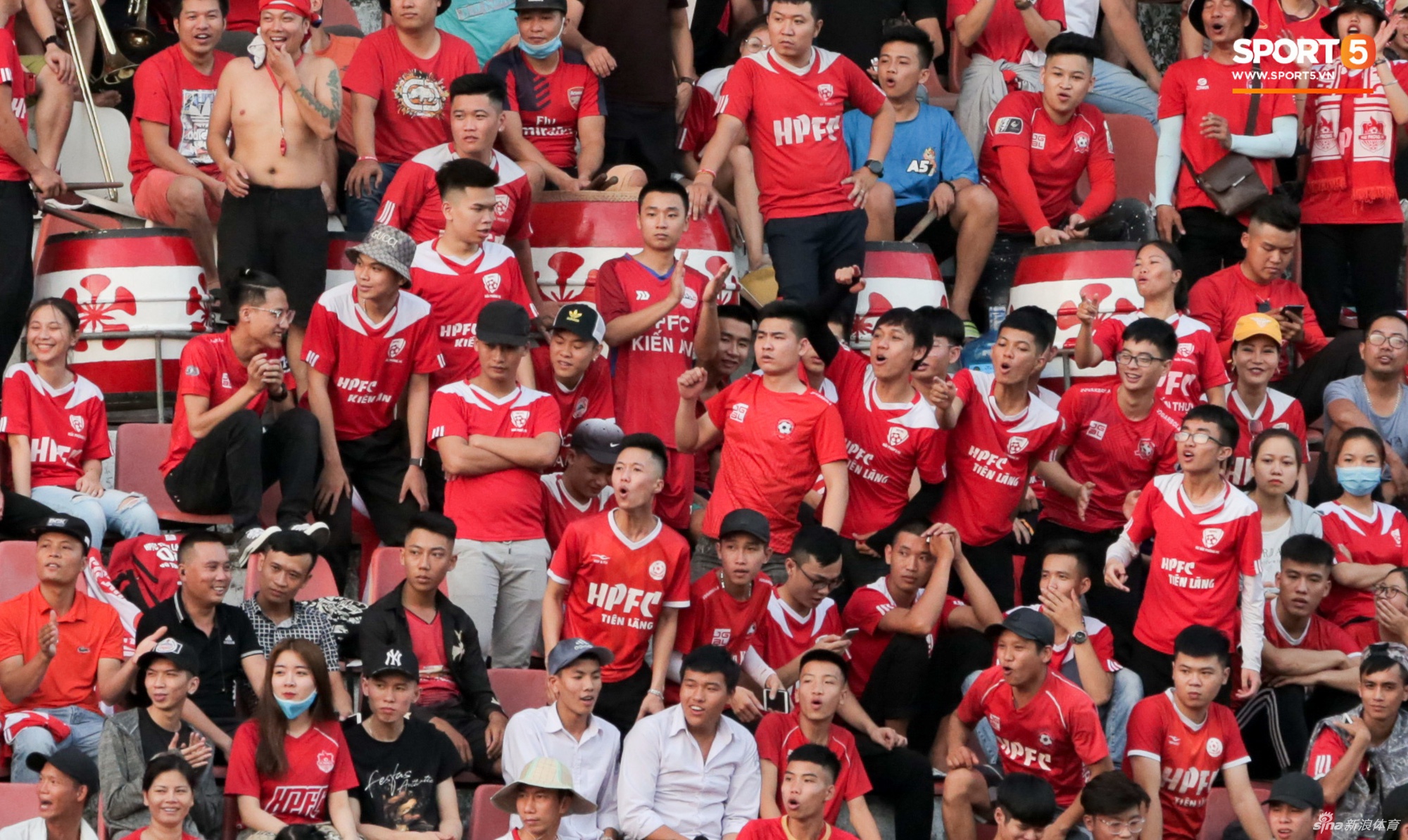 越南足球联赛重启允许球迷回归 戴口罩者寥寥无几