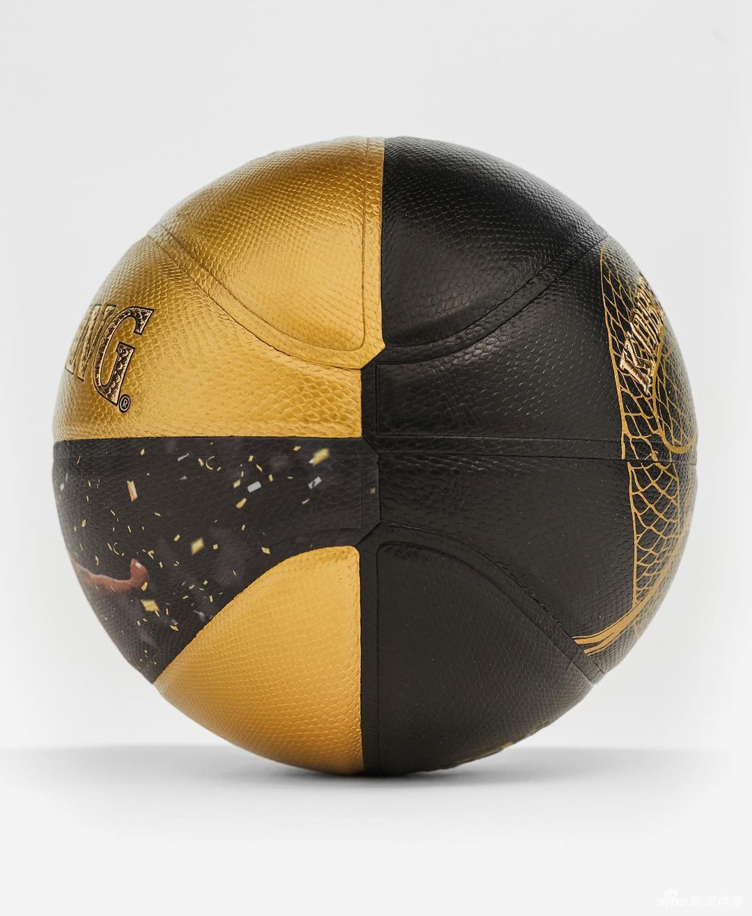 科比纪念版篮球上市！黑曼巴冠军魂永存人间