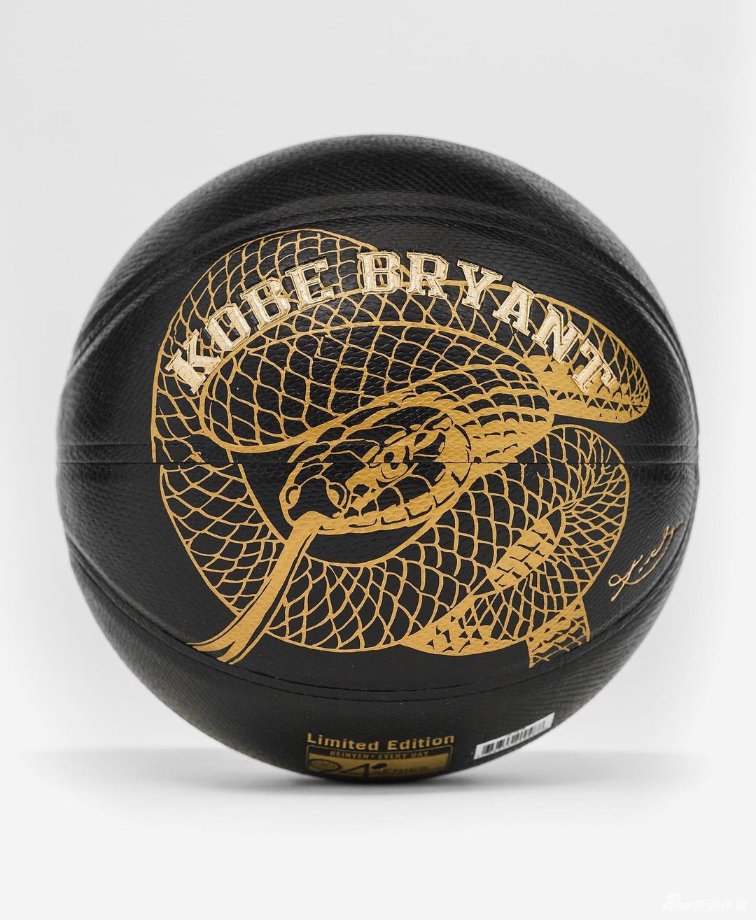 科比纪念版篮球上市！黑曼巴冠军魂永存人间