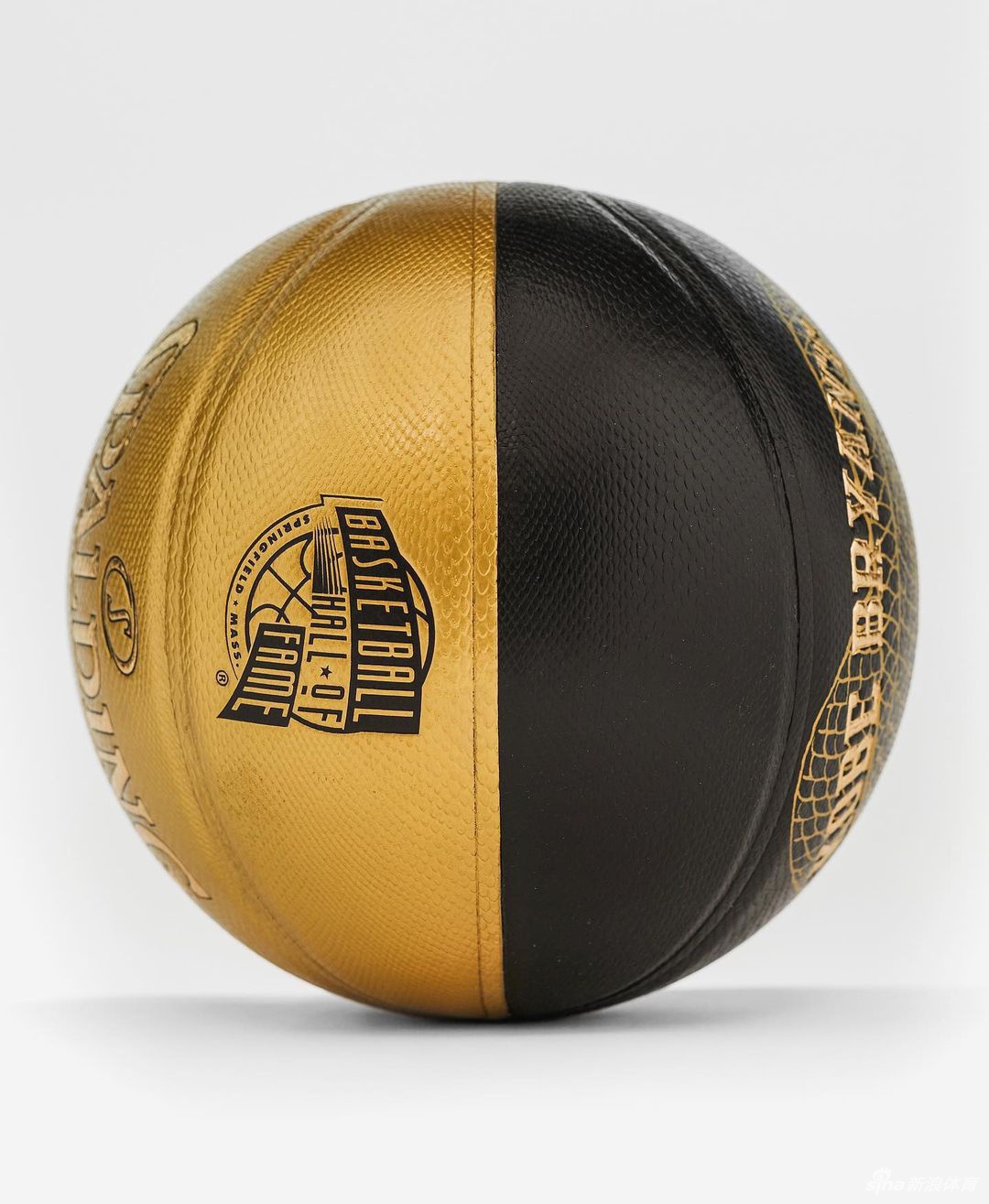 科比纪念版篮球上市！黑曼巴冠军魂永存人间