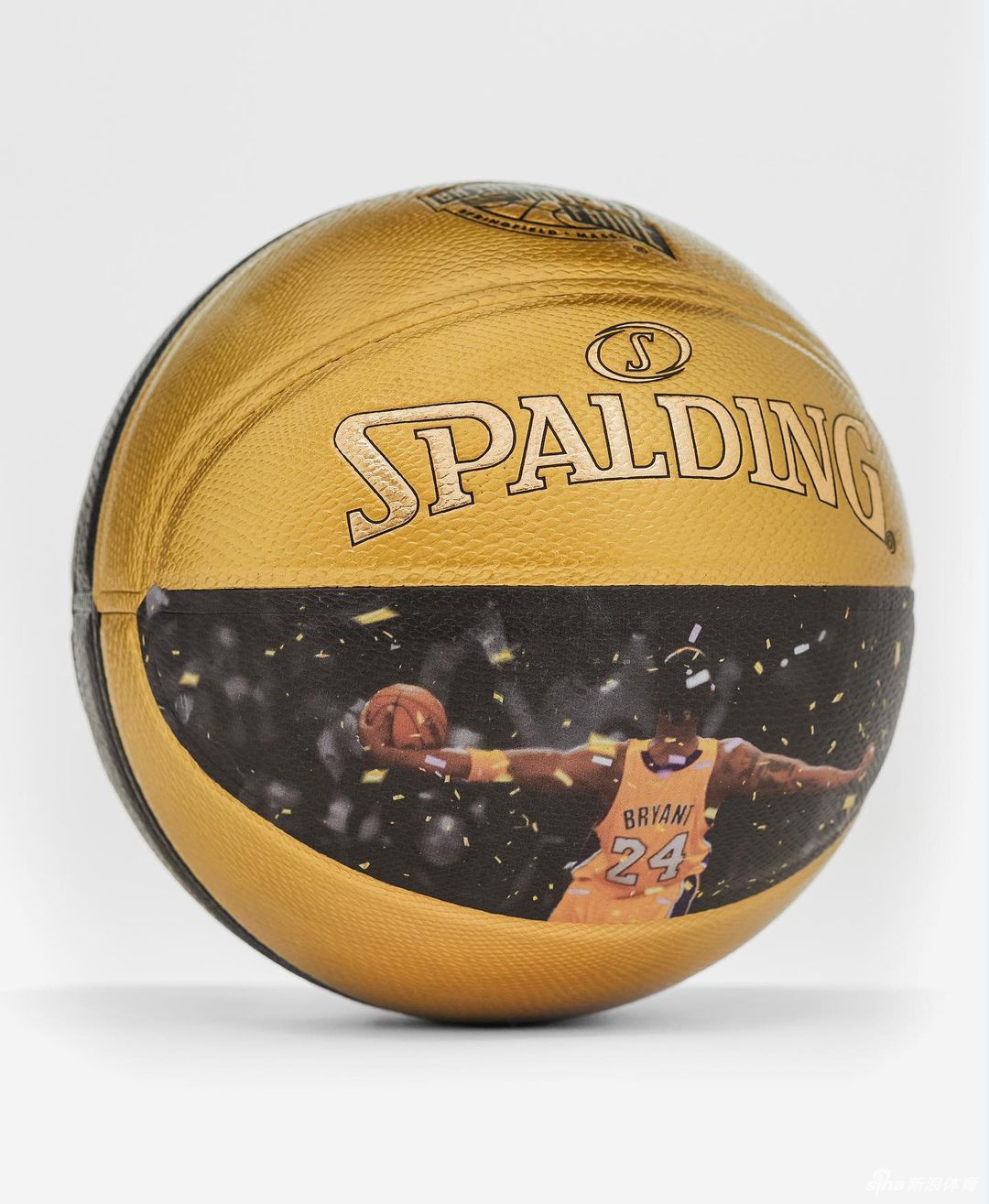 科比纪念版篮球上市！黑曼巴冠军魂永存人间