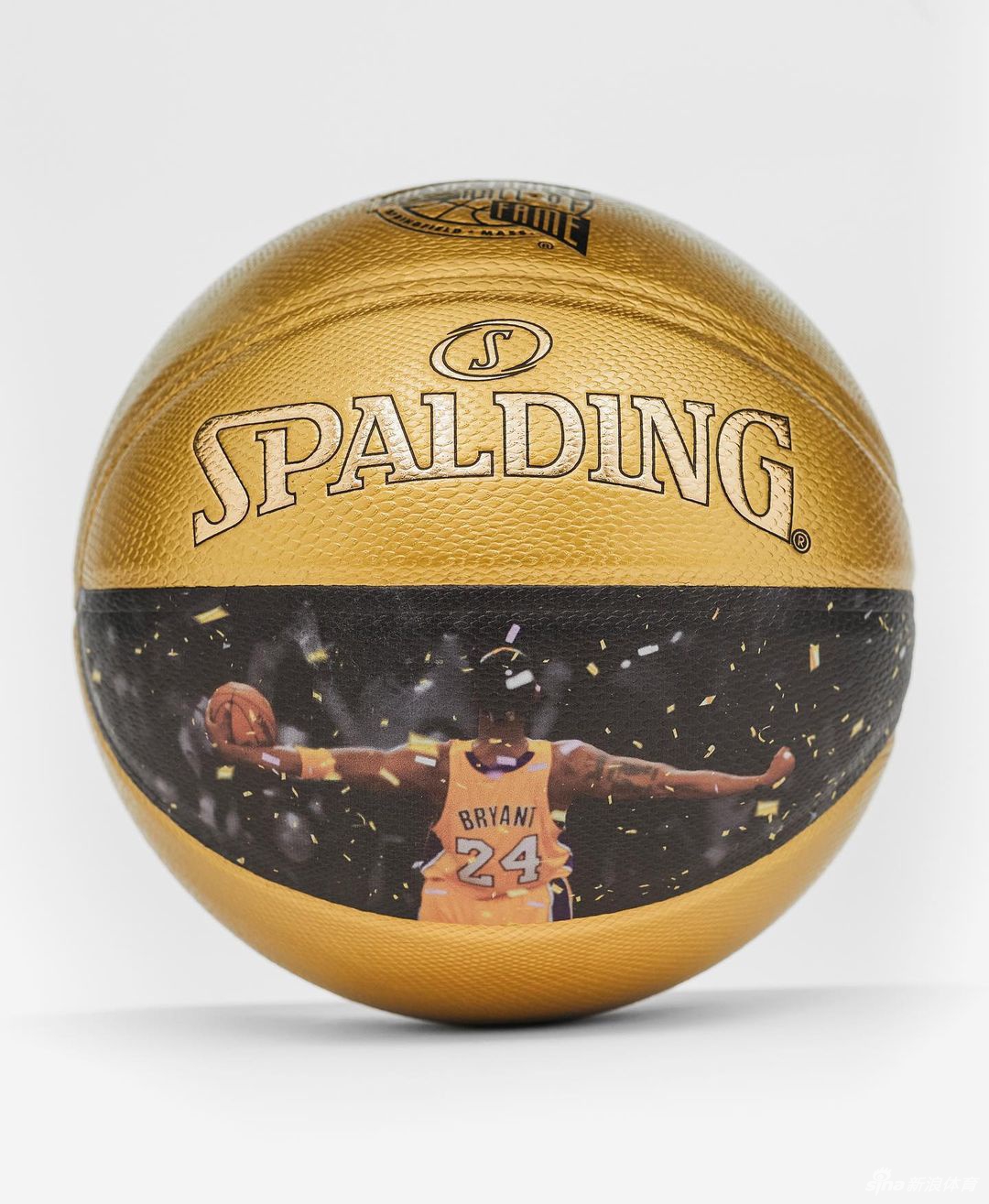 科比纪念版篮球上市！黑曼巴冠军魂永存人间